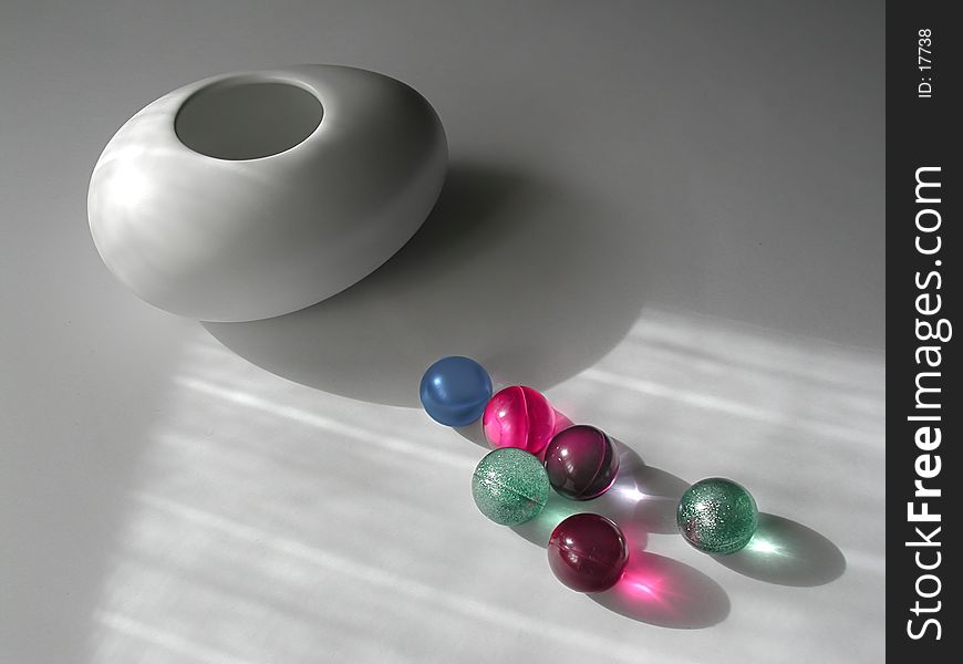 Some bath marble pearls and a white small vase. Some bath marble pearls and a white small vase