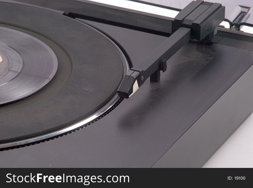 Linear tracking turntable