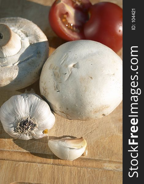 Mushrooms, tomato and garlic