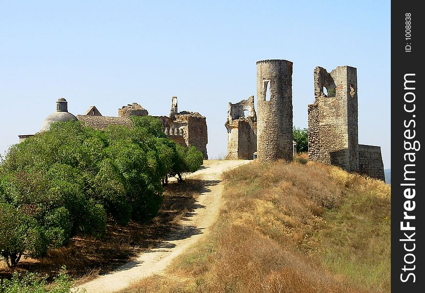 Castle with origin in the times of Rome and vestigios of the Muslim invasions, keeps the architectonic lines of sÃ©c.XII. It is placed in the district of Ãˆvora, city of Montemor, Portugal. Castle with origin in the times of Rome and vestigios of the Muslim invasions, keeps the architectonic lines of sÃ©c.XII. It is placed in the district of Ãˆvora, city of Montemor, Portugal.