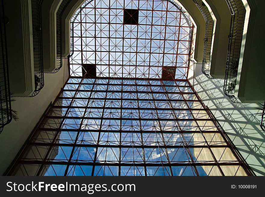 Transparent wall of glass with reflecting interior