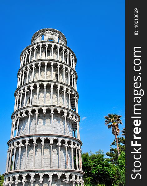 Model of the leaning tower of Pisa with background vegetation