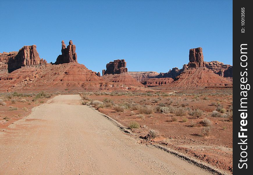 Dirt road into the Valley of the Gods, Utah, USA