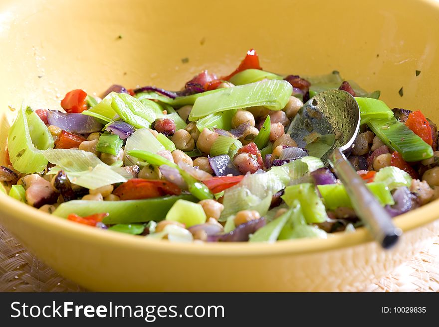 Warm salad with chick peas and leek