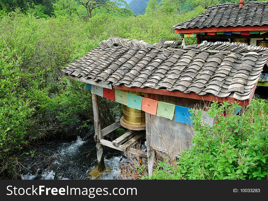 In the Tibetan religion, a prayer wheel mill a characteristic building, which uses the water flowing under the mill to turn the prayer wheel, which is believed by Tibetans to be able to bring fortune and happiness to people.