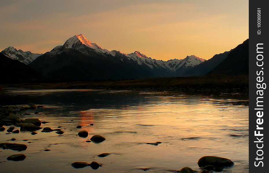 The park is a harsh land of ice and rock. Glaciers cover 40% of it. There are 19 peaks over 3,000 metres including New Zealand&#x27;s highest mountain, Aoraki/Mount Cook. The park is also part of Te Waipounamu - South Westland World Heritage Area in recognition of its outstanding natural values. The park is a harsh land of ice and rock. Glaciers cover 40% of it. There are 19 peaks over 3,000 metres including New Zealand&#x27;s highest mountain, Aoraki/Mount Cook. The park is also part of Te Waipounamu - South Westland World Heritage Area in recognition of its outstanding natural values.