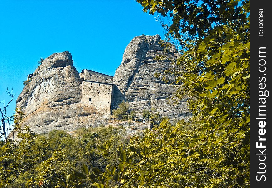 The Stone Castle is a fortress located in the Ligurian town of Vobbia.
The castle is accessible only on foot via a trail through the woods and a staircase, after twenty minutes of fascinating journey