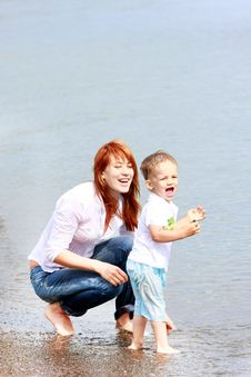 Mother And Son On Beach Royalty Free Stock Photos Mother And Son On Beach Royalty Free Stock Photos