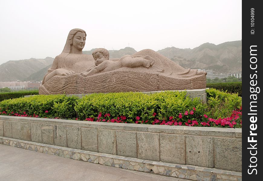 A huge statue of a mother in China to establishé»„æ²³è¾¹. A huge statue of a mother in China to establishé»„æ²³è¾¹