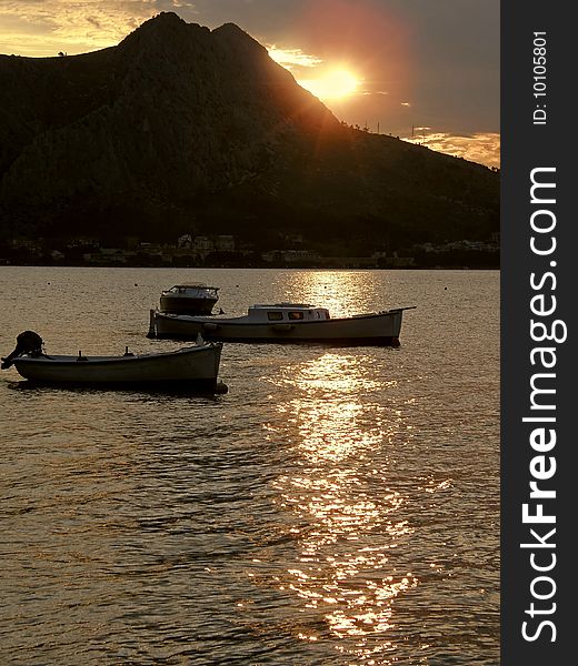 Reflexion of light in the sunset with boats