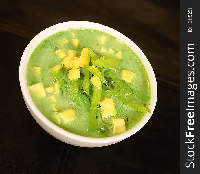Green soup from spinach and leeks with cheese