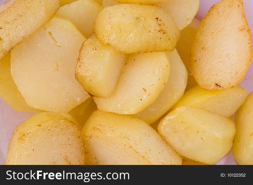 Fried potatoes with rouge crust