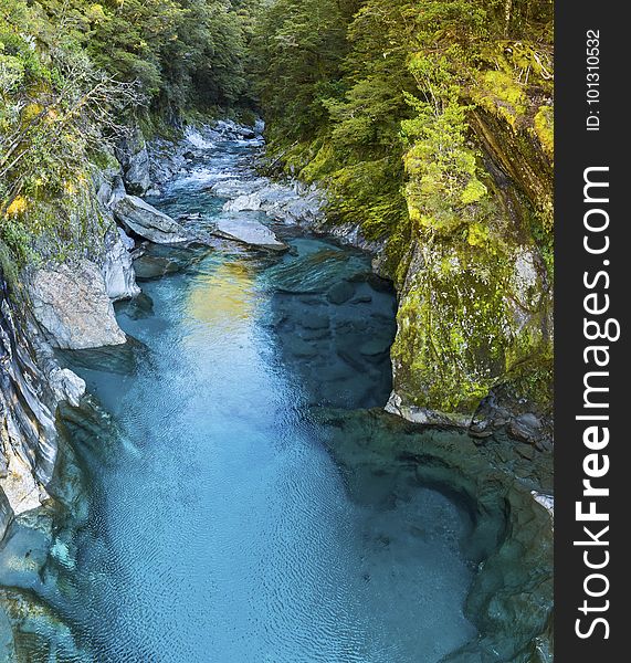 Located on the banks of the Makarora River up the Haast Pass road. Located on the banks of the Makarora River up the Haast Pass road.