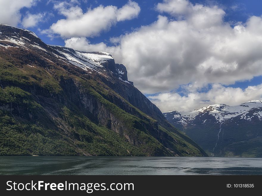 Cloud, Water, Sky, Mountain, Natural landscape, Highland