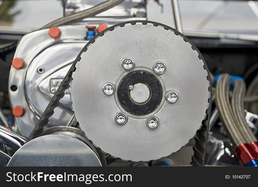 Drive pulley on an automotive supercharger with toothed belt