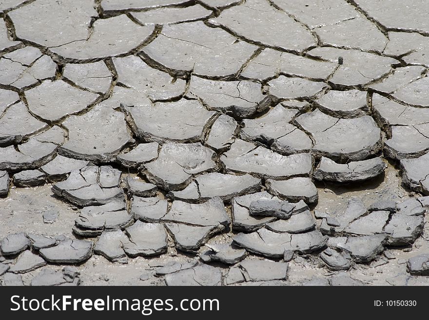 Droughtiness of soil forming pattern cracks. Droughtiness of soil forming pattern cracks