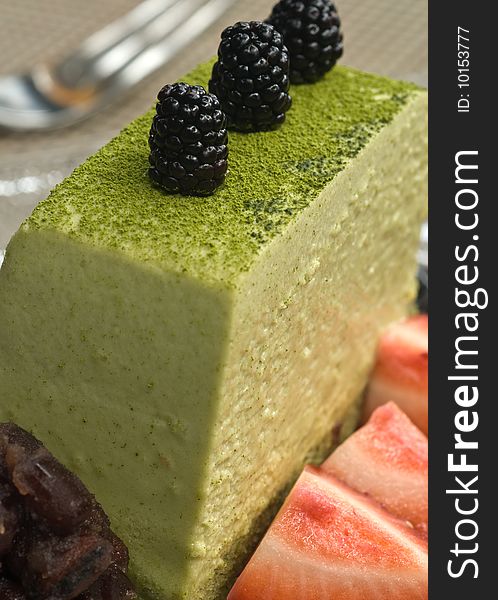 Green tea tiramisu with berries