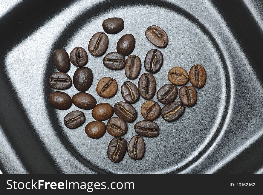 Coffe beans in a black dish