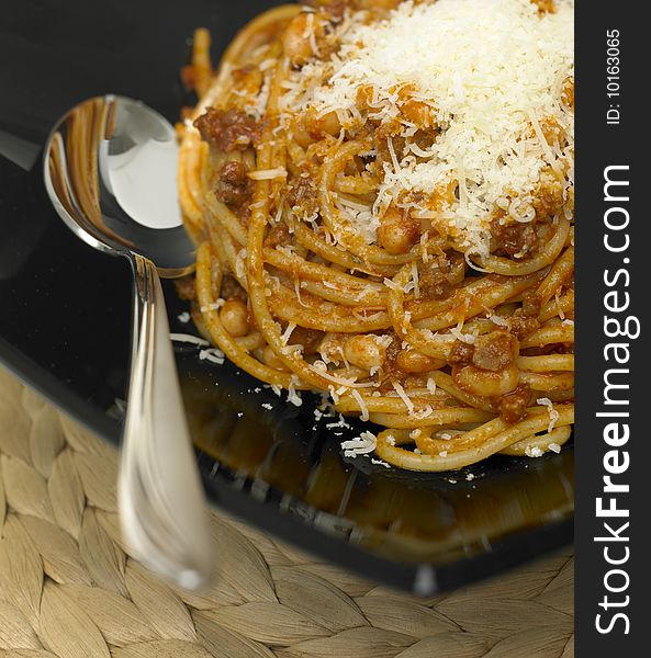 Spaghetti with minced meat and beans