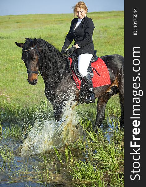 Horsewoman and her horse /  spray water