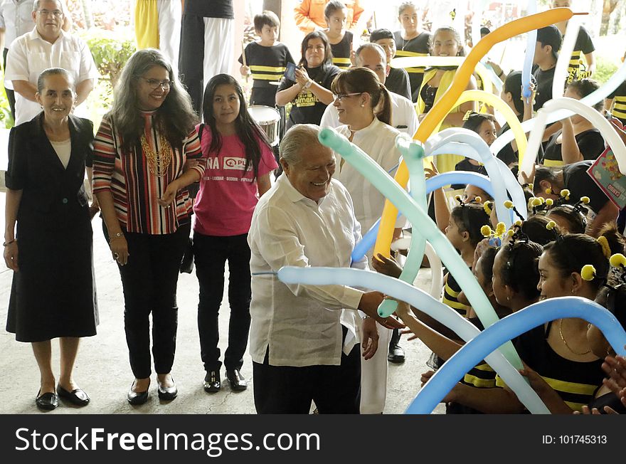 El presidente Salvador Sánchez Cerén junto a la primera dama Margarita Villalta de Sánchez inauguraron este día la segunda edición del Festival Nacional de Teatro Infantil, Festi 2017. Al evento se hicieron presentes gabinete de gobierno, cuerpo diplomático, entidades de atención a la niñez, estudiantes, elenco artístico y público en general. Este festival cuenta con la participación de todas las colmenitas del país y recorrerá diversas zonas de la república para que la población de todos los departamentos pueda disfrutar de él. El presidente Salvador Sánchez Cerén junto a la primera dama Margarita Villalta de Sánchez inauguraron este día la segunda edición del Festival Nacional de Teatro Infantil, Festi 2017. Al evento se hicieron presentes gabinete de gobierno, cuerpo diplomático, entidades de atención a la niñez, estudiantes, elenco artístico y público en general. Este festival cuenta con la participación de todas las colmenitas del país y recorrerá diversas zonas de la república para que la población de todos los departamentos pueda disfrutar de él.