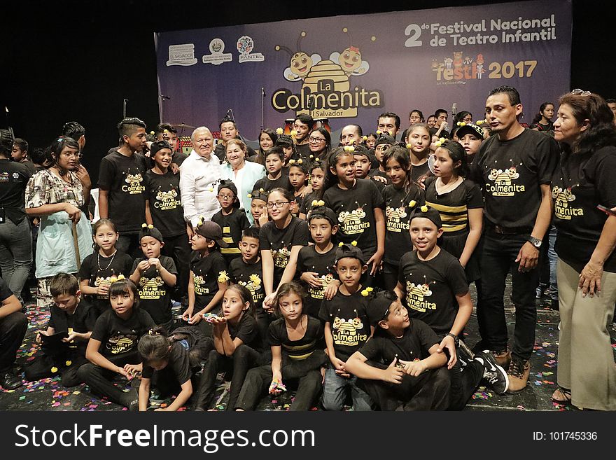 El presidente Salvador Sánchez Cerén junto a la primera dama Margarita Villalta de Sánchez inauguraron este día la segunda edición del Festival Nacional de Teatro Infantil, Festi 2017. Al evento se hicieron presentes gabinete de gobierno, cuerpo diplomático, entidades de atención a la niñez, estudiantes, elenco artístico y público en general. Este festival cuenta con la participación de todas las colmenitas del país y recorrerá diversas zonas de la república para que la población de todos los departamentos pueda disfrutar de él. El presidente Salvador Sánchez Cerén junto a la primera dama Margarita Villalta de Sánchez inauguraron este día la segunda edición del Festival Nacional de Teatro Infantil, Festi 2017. Al evento se hicieron presentes gabinete de gobierno, cuerpo diplomático, entidades de atención a la niñez, estudiantes, elenco artístico y público en general. Este festival cuenta con la participación de todas las colmenitas del país y recorrerá diversas zonas de la república para que la población de todos los departamentos pueda disfrutar de él.