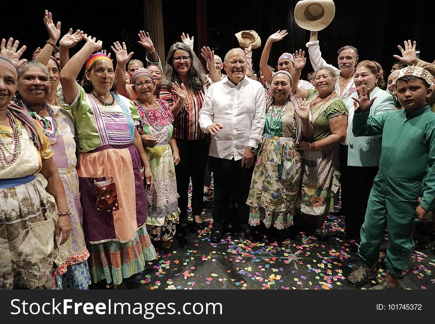 El presidente Salvador Sánchez Cerén junto a la primera dama Margarita Villalta de Sánchez inauguraron este día la segunda edición del Festival Nacional de Teatro Infantil, Festi 2017. Al evento se hicieron presentes gabinete de gobierno, cuerpo diplomático, entidades de atención a la niñez, estudiantes, elenco artístico y público en general. Este festival cuenta con la participación de todas las colmenitas del país y recorrerá diversas zonas de la república para que la población de todos los departamentos pueda disfrutar de él. El presidente Salvador Sánchez Cerén junto a la primera dama Margarita Villalta de Sánchez inauguraron este día la segunda edición del Festival Nacional de Teatro Infantil, Festi 2017. Al evento se hicieron presentes gabinete de gobierno, cuerpo diplomático, entidades de atención a la niñez, estudiantes, elenco artístico y público en general. Este festival cuenta con la participación de todas las colmenitas del país y recorrerá diversas zonas de la república para que la población de todos los departamentos pueda disfrutar de él.