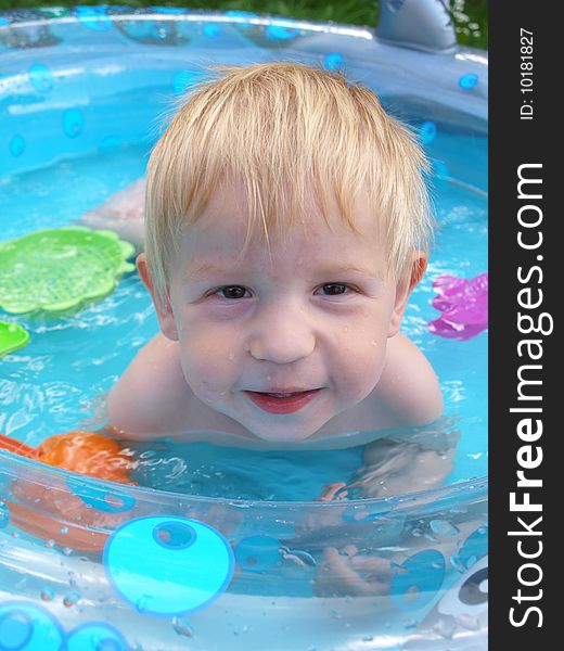 The small boy in the childrenÂ´s pool. The small boy in the childrenÂ´s pool