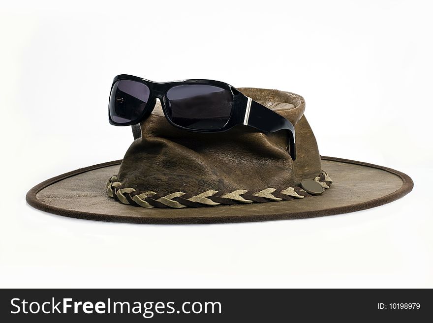 The complete set for travel is glasses and a hat. The complete set for travel is glasses and a hat