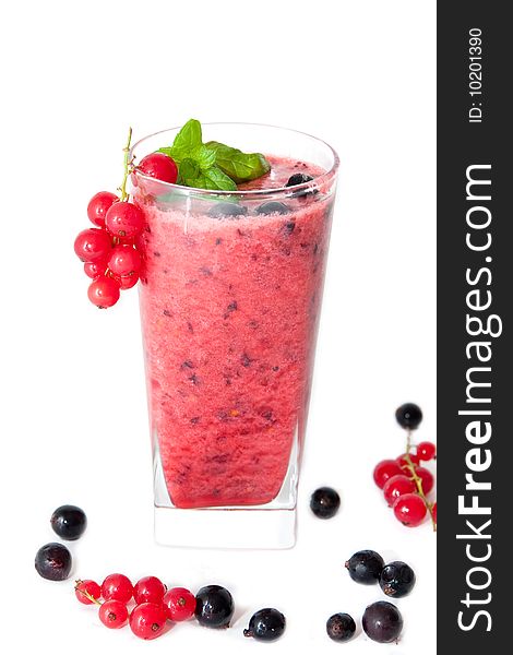 Red and black currants smoothie