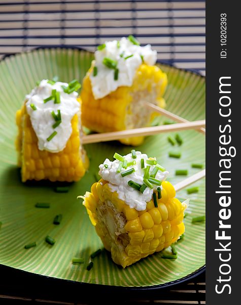 Cooked corn with garlic paste