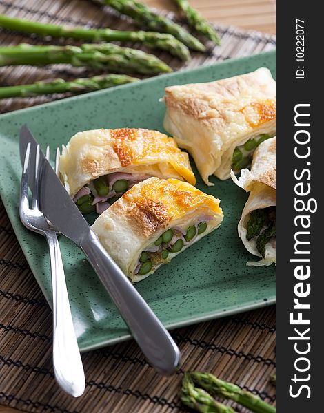 Baked tortillas with green asparagus and ham