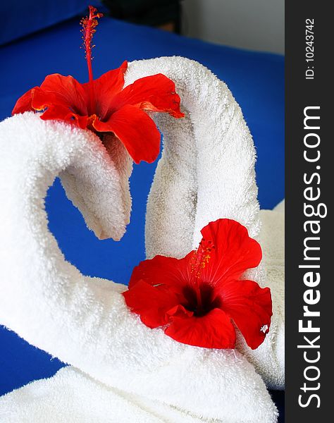 Swan-shaped hotel towels and flowers with heart