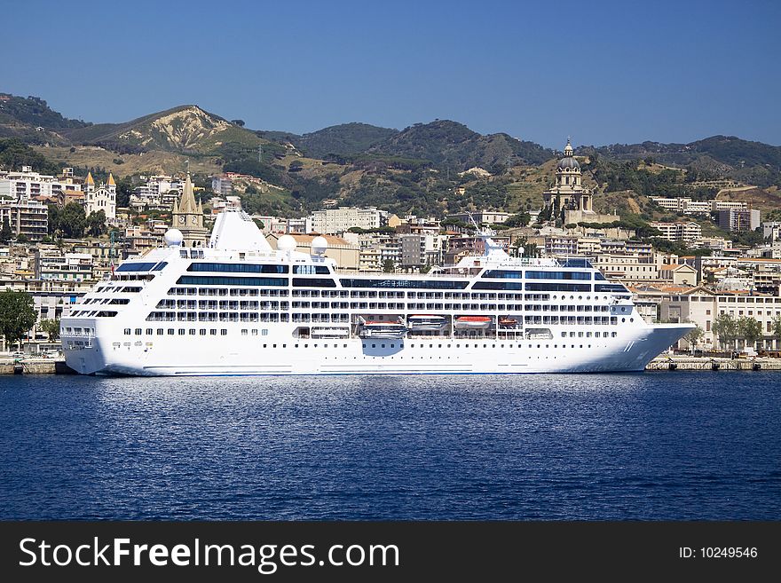 Large cruise ship of the Sicilian shore at Mesina