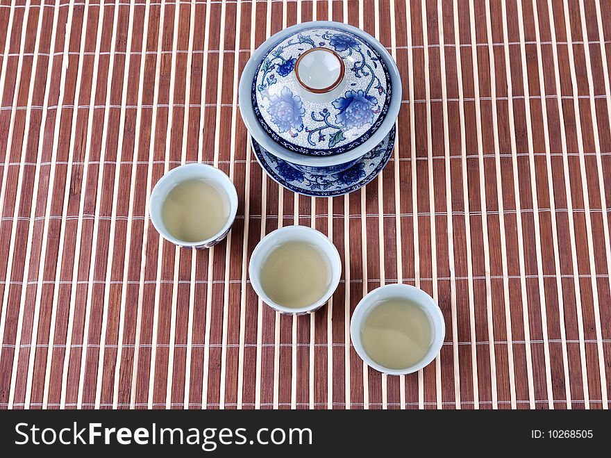 Blue and white porcelain teacups in bamboo background。