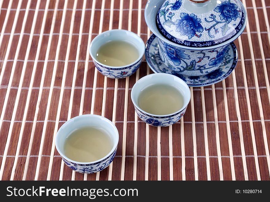 Blue and white porcelain teacups in the background of bamboo。