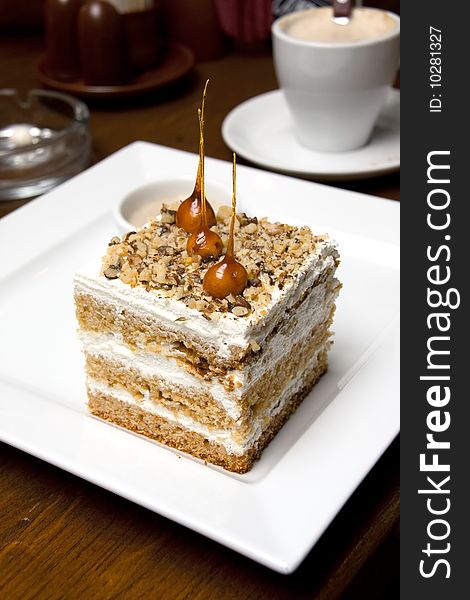 Cubic Sandwiched Cake with Caramel Decoration