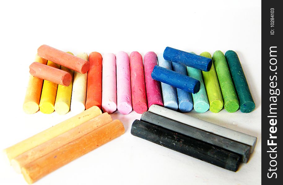 Many pieces of pastel chalk