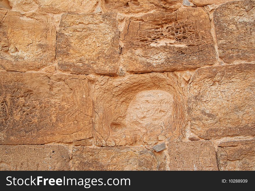 Different sizes of stones make up the pattern for this stone wall. Different sizes of stones make up the pattern for this stone wall.