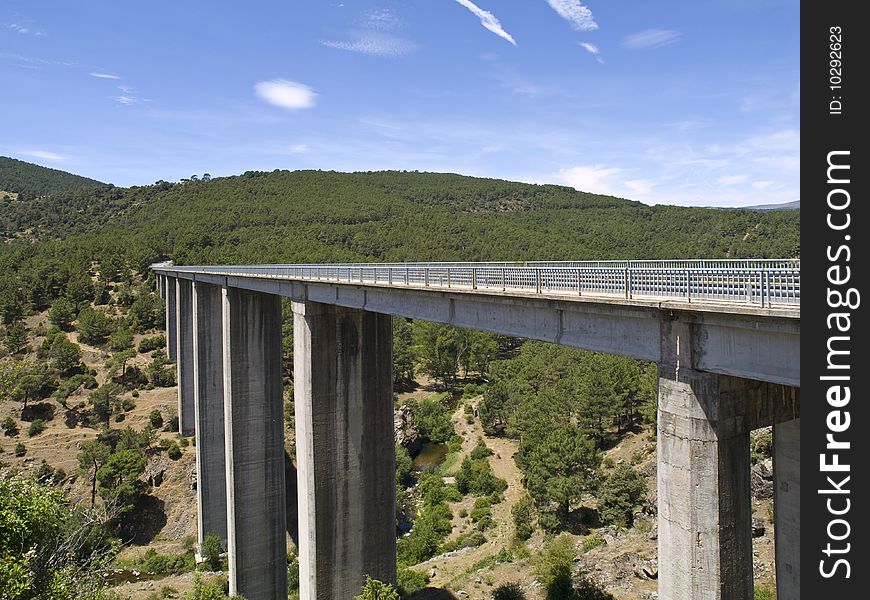 Bridge over the River Cofio-Parra in Madrid, one of the typical points of puenting fans.