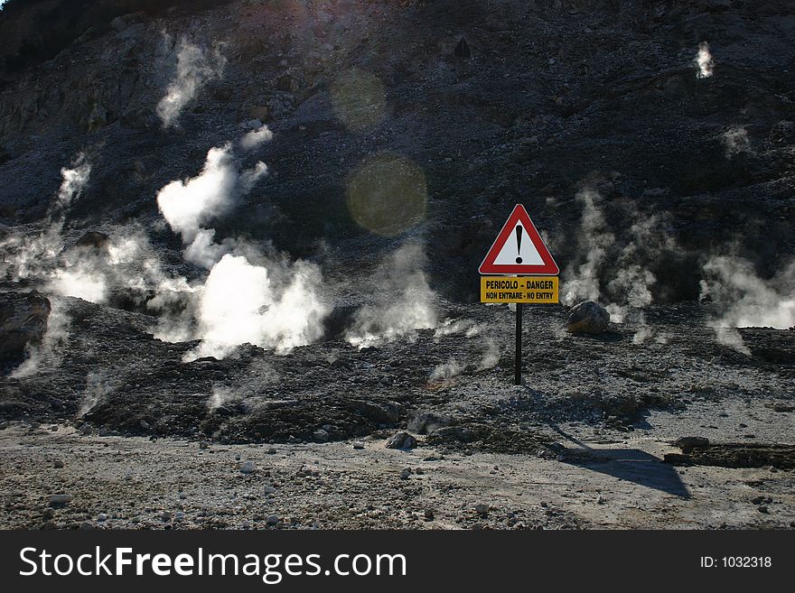 Pozzuoli volcano : sulfuric fumes, danger. Pozzuoli volcano : sulfuric fumes, danger.
