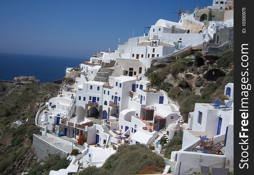 The white houses facing the mediterranean sea on the greek island of Santorini, near Crete. Les maisons blanches face Ã  la mer MÃ©diterranÃ©e sur l'ile grecque de Santorin, prÃ¨s de la CrÃ¨te. The white houses facing the mediterranean sea on the greek island of Santorini, near Crete. Les maisons blanches face Ã  la mer MÃ©diterranÃ©e sur l'ile grecque de Santorin, prÃ¨s de la CrÃ¨te.