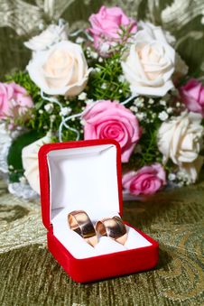 Two Wedding Rings In Box And Flowers Stock Photography Two Wedding Rings In Box And Flowers Stock Photography