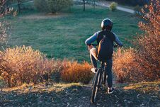 Mountain Biker Stands On The Edge Of A Hill At Sunset Before Rid Royalty Free Stock Images Mountain Biker Stands On The Edge Of A Hill At Sunset Before Rid Royalty Free Stock Images