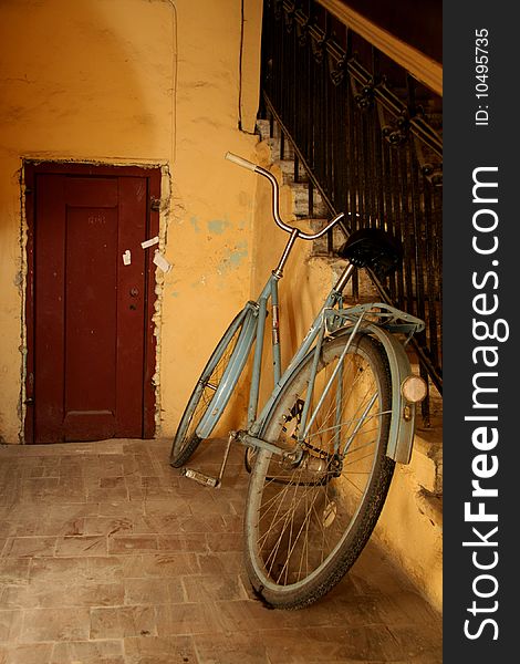 Old bicycle, olfashiond indoor photo