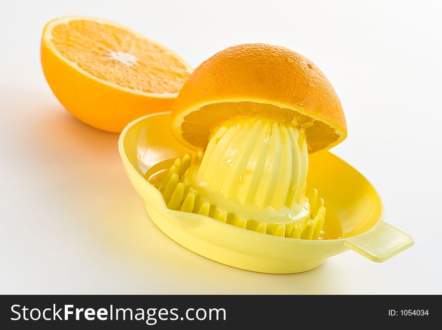 Manual juice extractor and oranges
