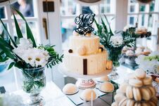 Candy Bar And Wedding Cake With Flowers. Table With Sweets, Buffet With Cupcakes, Candies, Dessert. Stock Photography