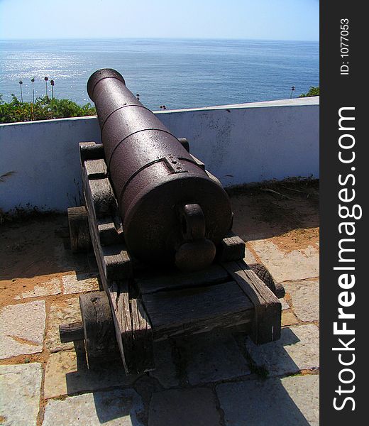 Old cannon pointing to te horizont