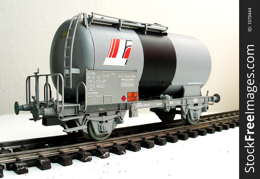 A rail-based tank carriage for transporting liquid medium. A rail-based tank carriage for transporting liquid medium