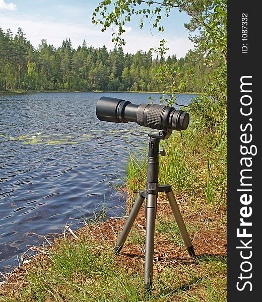 Telephoto zoom lens on a tripod prepared to shoot water lilies